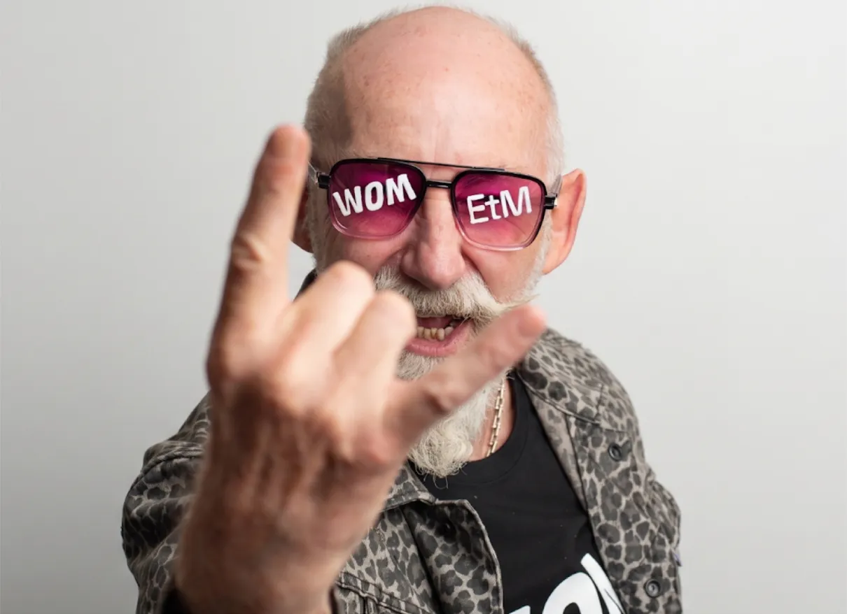 Asistente al EtM Day 2025 con lentes intervenidos con los logos de WOM y EtM