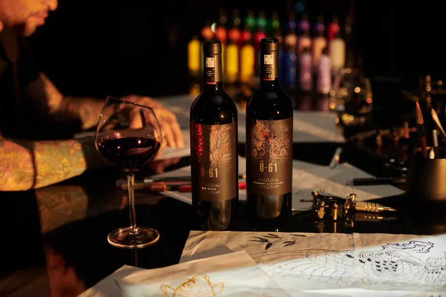 Ö-61 Wines · las botellas terminadas en la barra